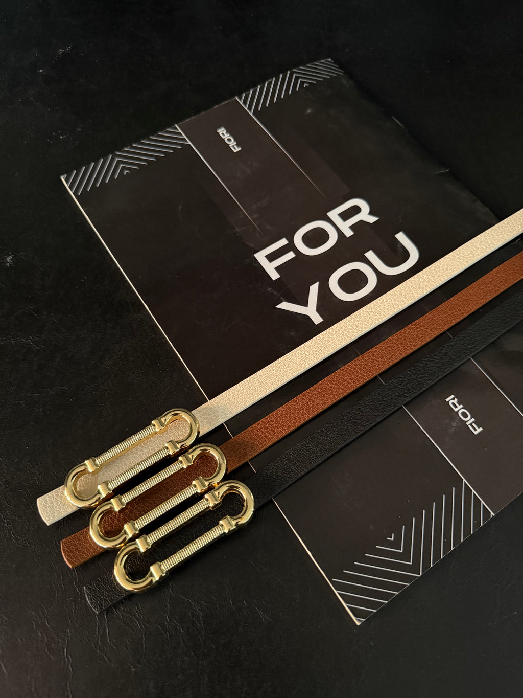 cinturón dorado fino