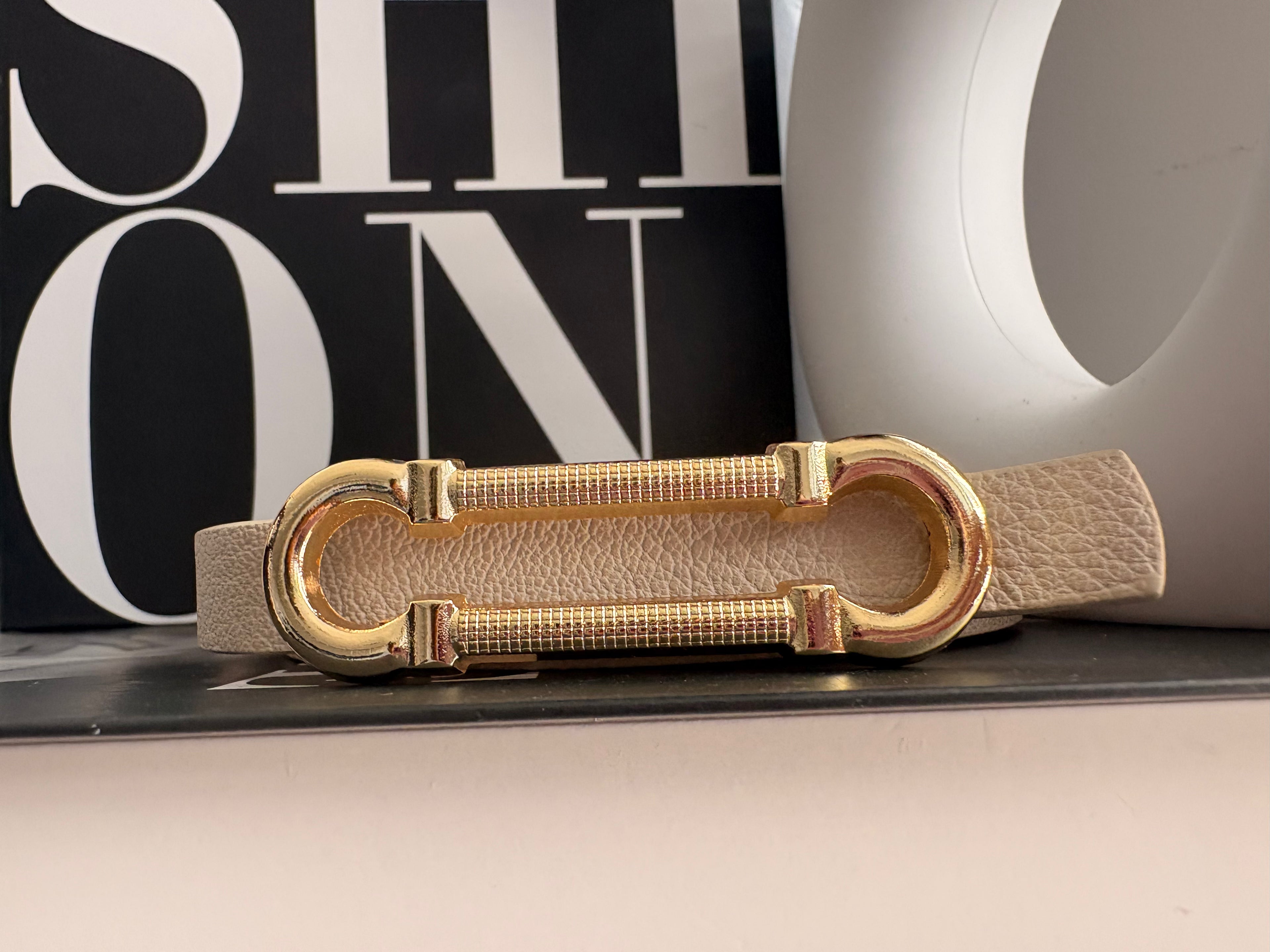 cinturón dorado fino